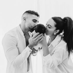 Alicia « Shanna » Kress Instagram - À 3 depuis 3 mois 💙

Ça passe trop vite :
Les dents qui commencent déjà à sortir 🦷
Bébé LOÜKA qui nous tape des rires😆
Des pyjamas trop petits, déjà obligés de lui mettre du 6 mois 😱 

Chaque jour un peu plus d’amour mon fils 💙

Merci le ciel pour le plus beau cadeau qu’un homme puisse recevoir, une famille 🙏🏻

Je vous aime si fort tous les 2 ❤️

#famille #parents #bébé
