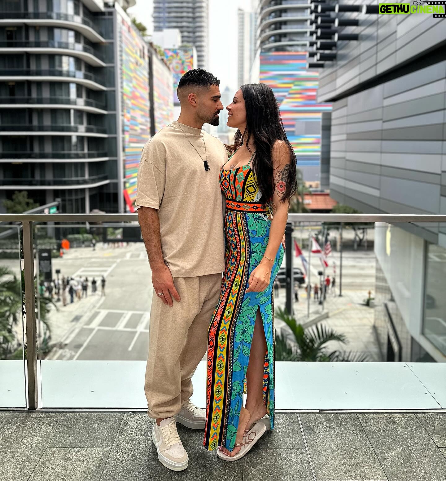 Alicia « Shanna » Kress Instagram - WELCOME TO MIAMI 🇺🇸 Depuis plusieurs jours déjà on kiffe l’aventure américaine ! Ma chérie a vécu ici donc c’est notre guide touristique 😉 Je la soupçonne d’ailleurs de tout faire@pour me convaincre de venir emménager ici 📦 RDV Dimanche 4 Février pour un VLOG SPÉCIAL MIAMI ✈️ On a hâte de partager avec vous ce voyage, toutes nos découvertes et les incroyables moments que nous vivons 🤩 Qui connaît Miami ? Donnez-nous vos ressentis et pourquoi pas vos conseils, on a encore plusieurs jours pour les suivre 🤗 PS : on sait que beaucoup attendent d’en savoir plus pour les chiens de ma chérie, il y a beaucoup à dire mais promis tout sera clair 🙏🏻 #miami #holiday #usa #couplelove #couplegoals #miamibeach #brickellmiami #brickell