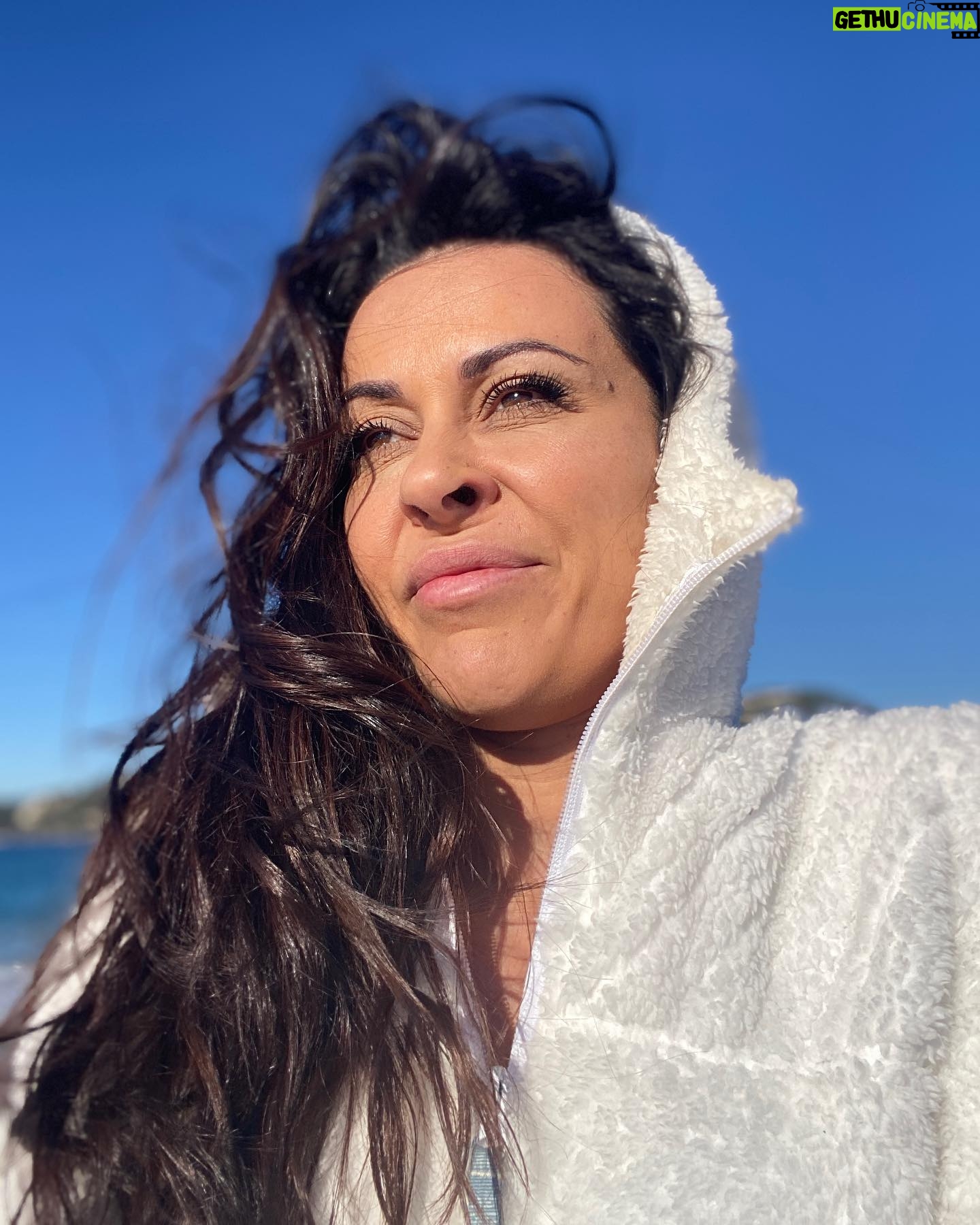 Alicia « Shanna » Kress Instagram - On voulait partager ce post avec vous, hier nous avons fait un tournage pour une des prochaine vidéo que vous découvrirez sur @fitness_camp_officiel ,(sûrement mercredi 😜) la journée c’était, tournage, repérage des lieux, d’ailleurs c’était la 1ere fois qu’on bossait avec cette équipe de vidéastes hyper sympa, un plaisir. On a tourné un challenge qu’on a complètement raté 😂 on vous le poste dans peu de temps, une cata j’me suis pissé dessus tellement j’ai rigolé 😂 Resté connectés 💪🏼 Pour la dernière photo c’était juste pour que vous imaginiez la température lol 😂