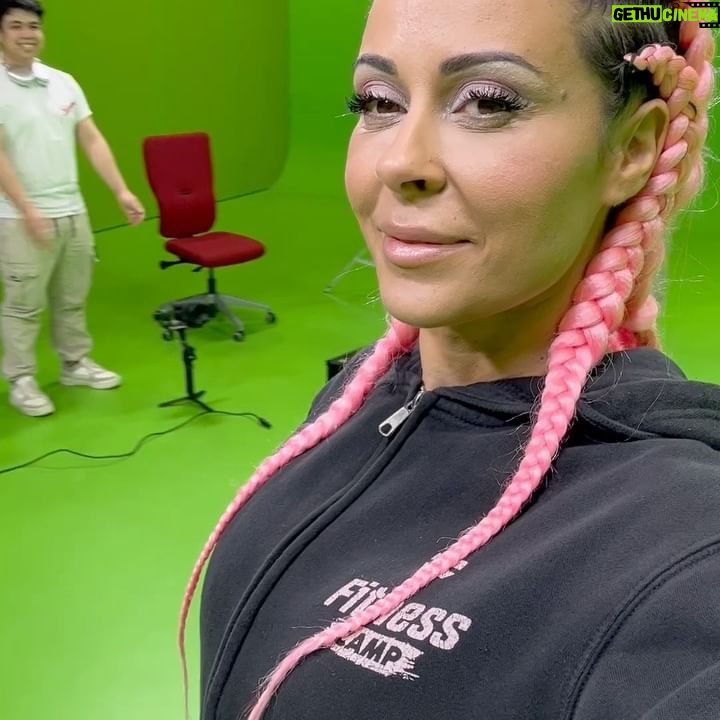 Alicia « Shanna » Kress Instagram - Rdv dimanche !!! 💥 1ere photo trouver l’erreur lol 😂💪🏼♥️ Un fond vert permet de pouvoir incruster n’importe quel décor ou paysage en « BACKROUND » (arrière-plan) je vous ai mis quelques exemples, mais notre nouveau décor n’est pas dévoilé Enfin pas encore 🤯😍 Aujourd’hui on a tourner les dernières scènes! Restez connectés 🚨 Vous êtes pas prêt A votre avis quel est le nouveau décor ?! 😍 @fitness_camp_officiel Tellement hâte de vous dévoilez ce projet 🚨 Ps: toujours un plaisir de bosser avec nos équipes🙏🏼 #fitnesscamp #shannakress #jonathanmatijas #workout #pink