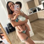 Alicia « Shanna » Kress Instagram - 1ere photo d’été avec mon fils 😍🤩 Qu’est-ce qu’il grandit vite ♥️ Déjà 7mois et demi Tellement fier de lui, comme beaucoup de parents le diraient « mon fils est parfait » 😂♥️ c’est ce que j’ai envie de vous dire lol malgres son petit caractère, on a une chance de ouffff ♥️ il est incroyable 😍 On est amoureux de notre fils 😍😂🙏🏼 Je vais vous décrire un peu Loüka ♥️ et vous comment et votre bébé dites moi en commentaire ? Alors Loüka est sage, curieux, très souriant, il se tape déjà des fou rire 😍😂, il adore la musique, il fait ses nuits ( 🙏🏼 merci mon dieu 😂), il mange de tout, il ne crie pas (encore lol 😂) il a envie d’apprendre à faire pleins de choses, il est calme, mais il aime être actif,bref je pourrais le décrire pendant des heures 😂😍 Je vous ai décrit quelques traits de caractère et vous les amis … On peut dire qu’il a autant de cheveux que maman lol 😂😍 En tous cas plus de complexes j’ai atteint mon objectif les amis Une femme et une maman comblée ♥️ Bonne soirée à tous