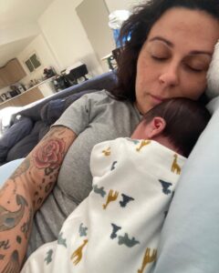 Alicia « Shanna » Kress Instagram - Un an jour pour jour où tu es arrivé mon fils! 😍♥️ Tu m’as transformé je suis une autre femme et je préfère tellement celle que je suis devenue grâce à toi et à ton papa 😍♥️🙏🏼 J’me rappelle, moi qui disait “je ne sais pas si j’aurai l’instinct maternelle 😣” 😂😂😂 tu ne peux pas avoir plus l’instinct maternelle que moi 😂😍🙏🏼 Tous les jours on vit une aventure à tes côtés mon fils! Une aventure exceptionnelle Notre trésor ♥️♥️♥️♥️ Tellement hâte de découvrir la suite ♥️