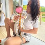 Alicia « Shanna » Kress Instagram – On a passé beaucoup de temps tous les 2 ces derniers jours 🙏🏼 heureusement que marraine était là 😍 c’est pas facile ☺️
Promis Jvais faire un effort sur mes prochaines photos 😂 #meufquinaplusletempsdesepreparer #jaiplusdevie #mamanaufoyer 😂
