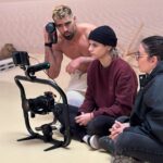 Alicia « Shanna » Kress Instagram – Backstage : installation du décor par John 🎥

️Et oui, on nous voit souvent face caméra mais derrière il y a énormément de travail ! Surtout avec Général Matijas qui est très exigeant et investi pour que tout soit parfait 😜👌

Notamment ça lui tient à cœur de vous proposer un contenu original, alors pour notre dernier programme on a voulu vous emmener dans le désert ! 🏜

John a mis sa casquette de DA et il est passé à l’action : trouver le lieu, installer les éclairages, le sable… mais aussi disposer les éléments du décor pour que tout rende bien à la caméra 😎 

😜 Alors, pari tenu ?
👇Viens nous dire en commentaire ce que tu penses du résultat et si ça te plairait de voir plus de coulisses sur Fitness Camp 😉

Retrouve notre programme de sport Mission Désert à -25% en ce moment dans le pack complet sur fitnesscamp.fr 🔥

#backstage #coulisses #facecamera #da #directionartistique #directeurartistique #shannakress #shanna #jonathanmatijas #fitnesscamp #programmedesport #sportdebutant #programmedebutant #hiit #missiondesert #pertedepoids #lesportcestlavie #lesportcestfun