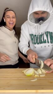 Alicia « Shanna » Kress Instagram - HELP : Qui a la solution ⁉️ Chef CUISTO en herbe 🪴 #rire #couplefun #cuisine #astuce #oignons #onions