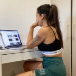 Alicia « Shanna » Kress Instagram - Voilà je vous partage un métier que je fais depuis très longtemps qui était un passe temps auparavant , j’ai appris à monter des vidoés très jeune, ça fait plus de 15 ans que je fais ça, Je monte sur « Finalcut Pro » Avant je montais les souvenirs vacances, le mariage de mes amies, mais aujourd’hui c’est devenu un travail a plein temps depuis que nous avons notre chaîne sur YouTube, car nous publions une vidéo par semaine, tous les dimanches, d’ailleurs rdv ce dimanche à 19h pour un nouveau blog! ( au passage notre chaîne c’est « UN MEC,UNE MEUF ») Je passe parfois toutes mes journées, voir mes soirées devant mon ordinateur pour essayer d’éditer de jolies vlogs, de jolies vidéos. C’est un métier où il faut être créatif et c’est ce que j’adore, mais c’est vrai qu’avec l’arrivée de Loüka j’ai vraiment moins de temps du coup parfois on se fait aider pour certaines vidéos YouTube. En tous cas j’espère que vous appréciez nos vlogs j’essaye vraiment de faire au mieux ☺️🙏🏼 Bisous à tous et bonne soirée Ps: pour la fin de la vidéo, en effet j’étais vraiment au bout du rouleau 😂😂😂 Vous pourrez retrouver ce moment dans le vlog de dimanche 😍😂