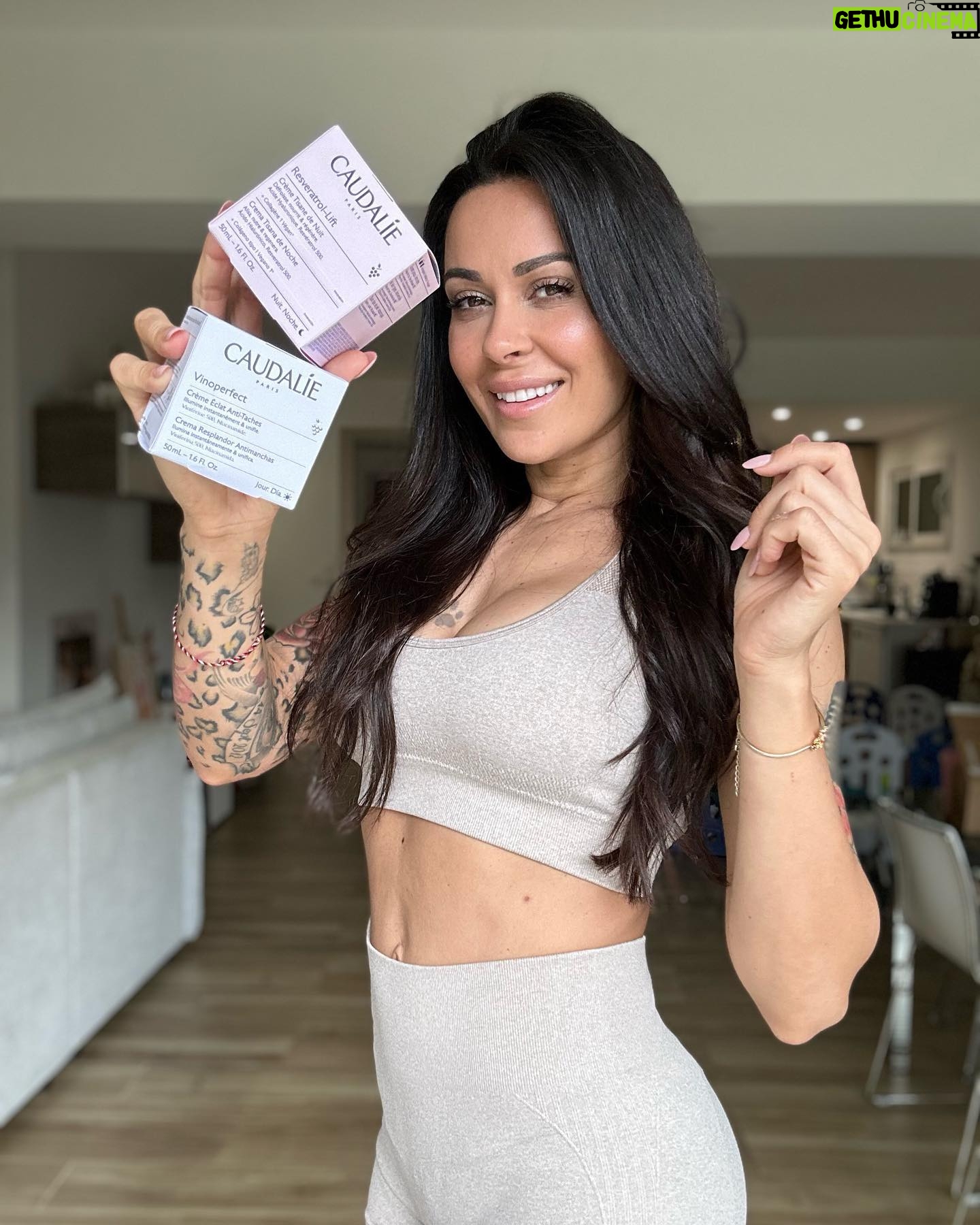 Alicia « Shanna » Kress Instagram - Concours! Ce n’est pas un partenariat ! 😍 Pour vous remerciez, les filles 😍 Pour participer : - like le post - commente le post - taggue 2 copines à toi en commentaire Vous me suivez et me soutenez dans mes projets cette fois-ci c’est à moi de vous faire plaisir 🙏🏼♥️ J’utilise les produits de la game @caudaliefrance depuis maintenant 1 an j’ai eu un réel effet sur ma peau donc voilà c’est cadeau 1- Soin visage @caudaliefrance resveratrol-lift « Anti-âge » - 1 crème visage et cou de jour - 1 crème de nuit - 1 sérum liftant 1 Nettoyant de la marque @garanciabeauty (micropeeling sans grains) 2- Soin visage @caudaliefrance « Anti-taches » - 1 sérum éclat anti-taches - 1 essence glycolique - 1 crème de jour - 1 crème de nuit - 1 Nettoyant de la marque @garanciabeauty (micro peeling sans grains) Bonne chance les filles résultat du concours lundi 26 dans mes stories 😍🙏🏼 Bisous 😘