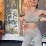 Alicia « Shanna » Kress Instagram - 🚨7 exos ventre plat 🚨 Aujourd’hui séance abdos! Swipe up vers la gauche ! Pour voir les exercices Pour chaque exos, je les fais une dizaine de fois, voir 15x et je recommence 3x. Ça m’arrive parfois de recommencé 1x de plus ! Donc 4x,pour que se soit bien intense !!! On active son mental et on bouge son boule les meufs lol 😂 Et vous, vous faites ce genre d’exos ? @fitness_camp_officiel #ventreplat #exerciceabdos #abdosmaison #avoirleventreplat #abdos #shannakress #fitnesscamp #fairedusport #motivation #activetonmental
