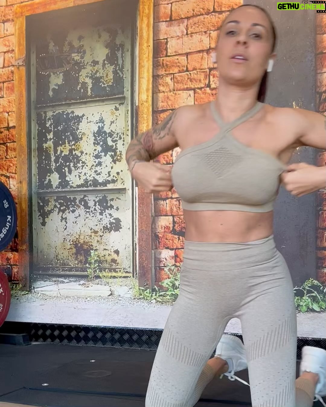 Alicia « Shanna » Kress Instagram - 🚨7 exos ventre plat 🚨 Aujourd’hui séance abdos! Swipe up vers la gauche ! Pour voir les exercices Pour chaque exos, je les fais une dizaine de fois, voir 15x et je recommence 3x. Ça m’arrive parfois de recommencé 1x de plus ! Donc 4x,pour que se soit bien intense !!! On active son mental et on bouge son boule les meufs lol 😂 Et vous, vous faites ce genre d’exos ? @fitness_camp_officiel #ventreplat #exerciceabdos #abdosmaison #avoirleventreplat #abdos #shannakress #fitnesscamp #fairedusport #motivation #activetonmental