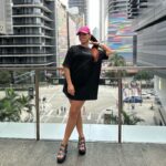 Alicia « Shanna » Kress Instagram - Nouveau vlog dispo sur notre chaîne YouTube 🎬 On est de retour 😌😍 On vous raconte notre 1ere semaine de vacances à Miami ☀️ Vacances, long voyage avec Loüka, retrouvailles 🐶 ça ne s’est pas passé comme prévu 😞🙏🏼 Découverte de miami pour mon namour, Laetitia et Loüka. Le lien est dans notre bio et nos stories ☺️ Une grosse pensée à Oreo 💔🙏🏼