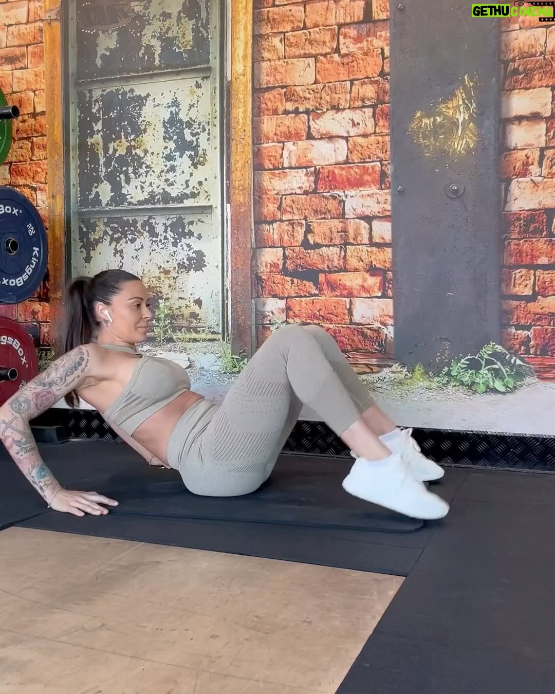 Alicia « Shanna » Kress Instagram - 🚨7 exos ventre plat 🚨 Aujourd’hui séance abdos! Swipe up vers la gauche ! Pour voir les exercices Pour chaque exos, je les fais une dizaine de fois, voir 15x et je recommence 3x. Ça m’arrive parfois de recommencé 1x de plus ! Donc 4x,pour que se soit bien intense !!! On active son mental et on bouge son boule les meufs lol 😂 Et vous, vous faites ce genre d’exos ? @fitness_camp_officiel #ventreplat #exerciceabdos #abdosmaison #avoirleventreplat #abdos #shannakress #fitnesscamp #fairedusport #motivation #activetonmental