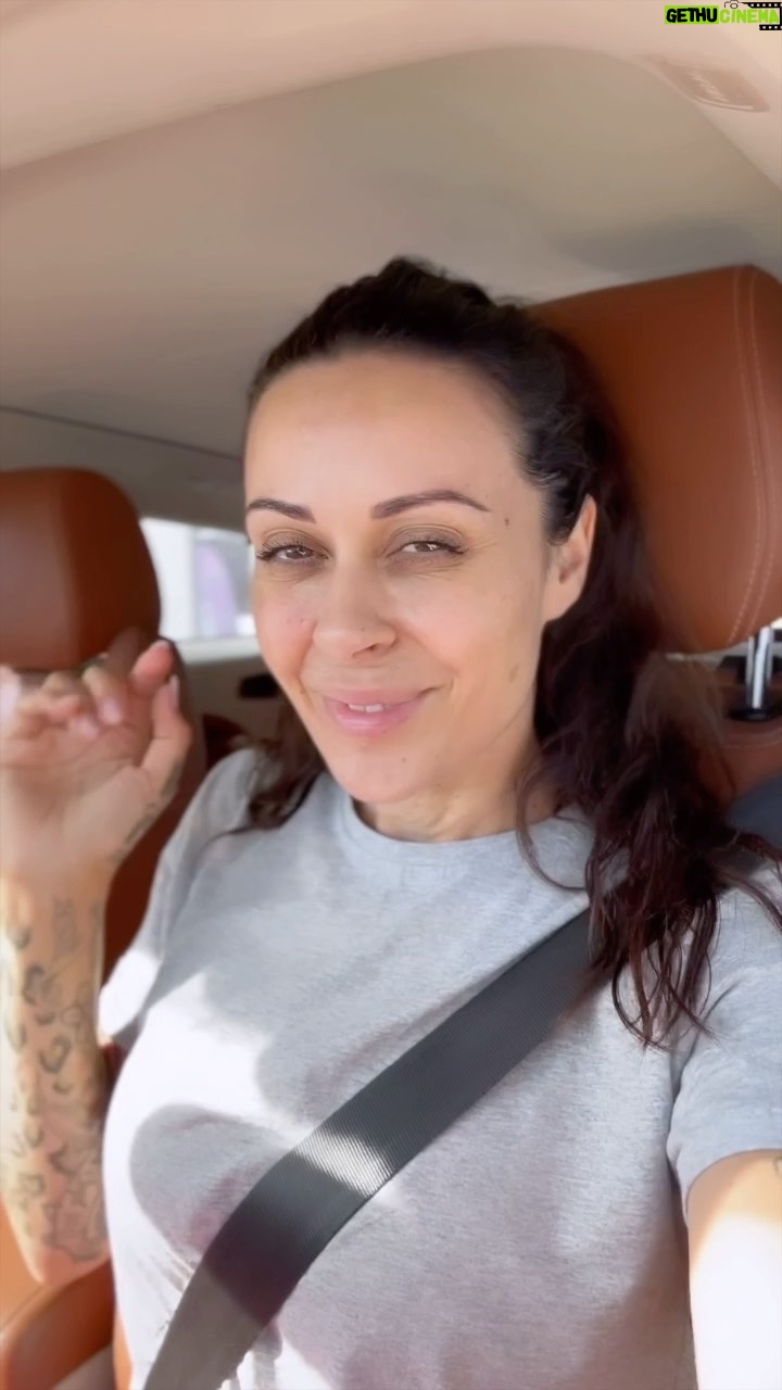 Alicia « Shanna » Kress Instagram - Tague une pote à toi 😂 Quand tu penses que tu es bien épilée mais que le miroir de ta voiture te rappelle la réalité 😂 #dartagnan