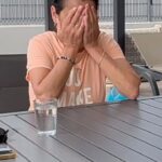 Alicia « Shanna » Kress Instagram - Elle veut s’embrouiller avec le journaliste 🤣 La fin me fume ! C’est la meilleure la mama 😍 Qui suis-je vraiment ? #prank #blague #blaguedemerde Tague quelqu’un qui serait tombé dans le panneau 😝 !