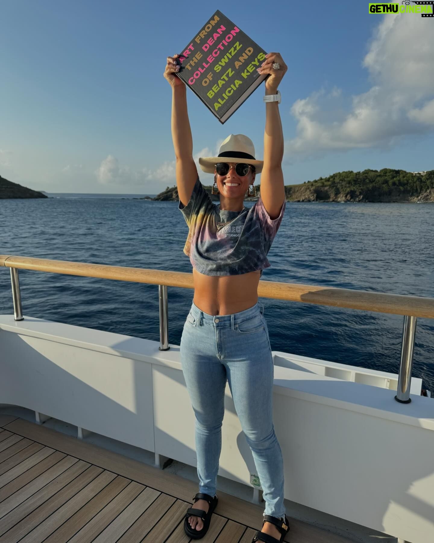 Alicia Keys Instagram - Sneak peak at ‘GIANTS: Art from the Dean Collection of Swizz Beatz and Alicia Keys,’ published by @phaidonpress to accompany our #GiantsBkM exhibition at @brooklynmuseum and on sale June 12th 😍😍😍‼️‼️‼️ 📘Tap to pre-order your copy GIANTS illustrates 100 works by nearly 40 artists and includes exclsusive conversations and interviews with ten legendary artists: Derrick Adams; Kwame Brathwaite’s son, Kwame Samori Brathwaite; Jordan Casteel; Nick Cave; Titus Kaphar; Ebony G. Patterson; Jamel Shabazz; Amy Sherald; Mickalene Thomas; and Kehinde Wiley #GiantsPhaidon Featuring the art of: @asherald @anamibia #BarkleyHendricks #DeanaLawson @rdeborah191 @derrickadamsny @dj_koolherc #EbonyGPatterson #ErnieBarnes @esthermahlanguart #FridaOrupabo @gordonparksfoundation @hankwillisthomas @hassanhajjaj_larache @chinatowntaylor @jamelshabazz @jarvisboyland @basquiatofficial @jlagarrigue @jordanmcasteel @kehindewiley @kennedyyanko @kwamebphoto @lornasimpson @lynetteyiadomboakye #MalickSidibe #MelekoMokgosi @mickalenethomas @nickcaveart @ninachanel @odiliodita #QualeashaWood @radcliffebaileyjr @studio_voltaphoto #TitusKaphar #ToyinOjihOdutola @tschabalalaself #VaughnSpann #zohraopoku