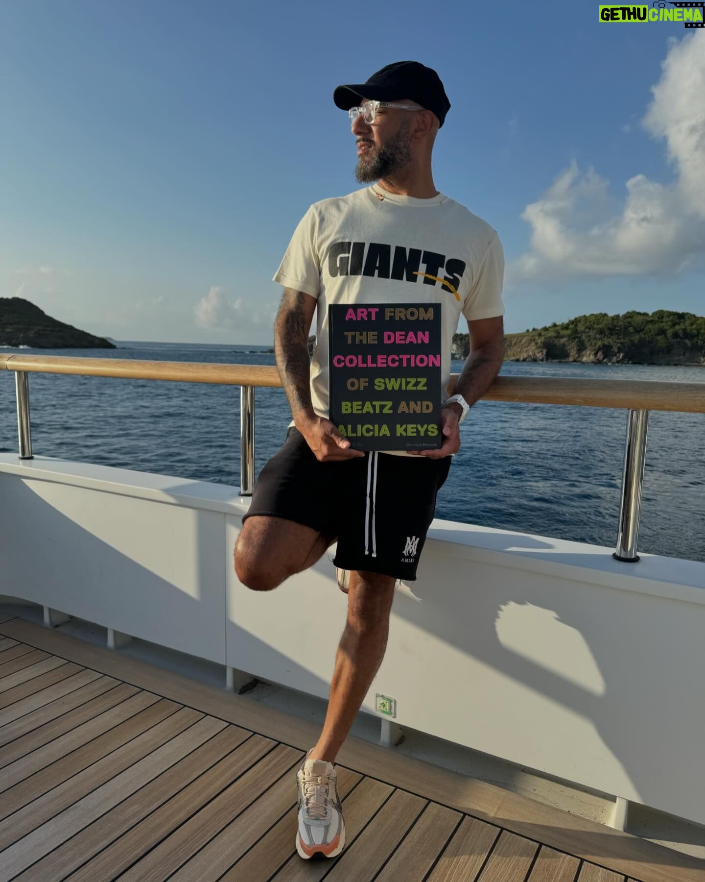 Alicia Keys Instagram - Sneak peak at ‘GIANTS: Art from the Dean Collection of Swizz Beatz and Alicia Keys,’ published by @phaidonpress to accompany our #GiantsBkM exhibition at @brooklynmuseum and on sale June 12th 😍😍😍‼️‼️‼️ 📘Tap to pre-order your copy GIANTS illustrates 100 works by nearly 40 artists and includes exclsusive conversations and interviews with ten legendary artists: Derrick Adams; Kwame Brathwaite’s son, Kwame Samori Brathwaite; Jordan Casteel; Nick Cave; Titus Kaphar; Ebony G. Patterson; Jamel Shabazz; Amy Sherald; Mickalene Thomas; and Kehinde Wiley #GiantsPhaidon Featuring the art of: @asherald @anamibia #BarkleyHendricks #DeanaLawson @rdeborah191 @derrickadamsny @dj_koolherc #EbonyGPatterson #ErnieBarnes @esthermahlanguart #FridaOrupabo @gordonparksfoundation @hankwillisthomas @hassanhajjaj_larache @chinatowntaylor @jamelshabazz @jarvisboyland @basquiatofficial @jlagarrigue @jordanmcasteel @kehindewiley @kennedyyanko @kwamebphoto @lornasimpson @lynetteyiadomboakye #MalickSidibe #MelekoMokgosi @mickalenethomas @nickcaveart @ninachanel @odiliodita #QualeashaWood @radcliffebaileyjr @studio_voltaphoto #TitusKaphar #ToyinOjihOdutola @tschabalalaself #VaughnSpann #zohraopoku