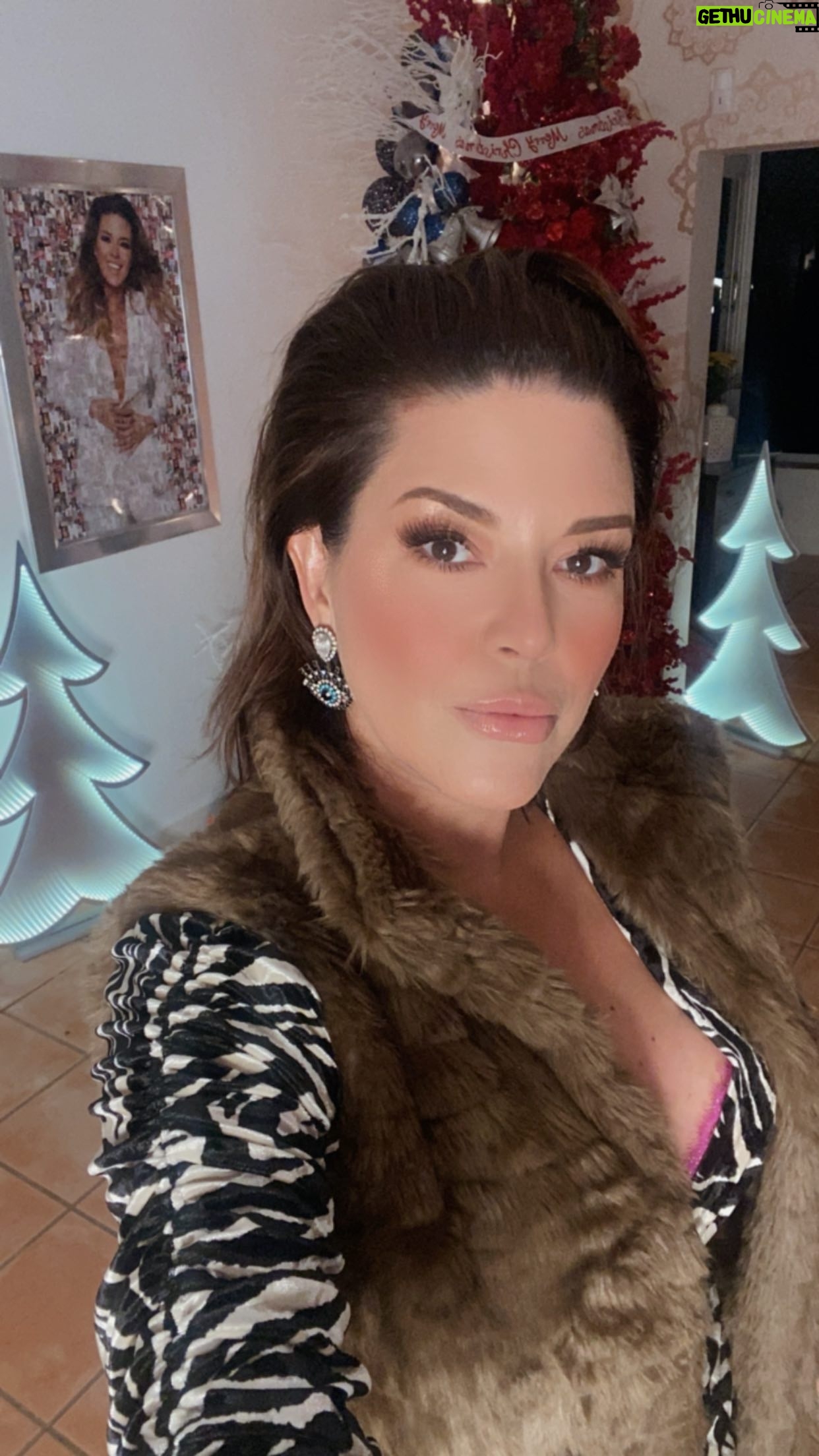 Alicia Machado Instagram - Buenos días 🌞 Paseando en domingo ! La constancia hace a el maestro 👨🏫 Les dedico esta canción 🎵 siempre extrañaremos a alguien de distintas maneras ! Feliz Domingo 🙏🏻🥰👩🎓🧡😘🎬🙏🏻🎵 #aliciamachadoactress #aliciamachadomissuniverse #aliciamachadodietplan