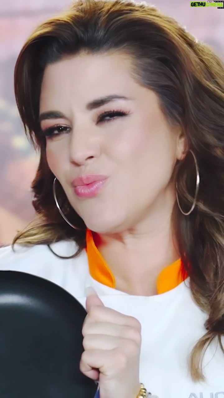 Alicia Machado Instagram - Mi gente bella esto ya arrancó 🔥 Mayo será el mes donde tus famosos entraremos a tu cocina! @telemundo @telemundorealities ¿Quién necesita un Chef? 👩🍳👨🍳 Levanta la mano si ya los quieres ver cocinando ✋ #TopChefVIP3 🔪 se está calentando 🔥🔥 En Mayo por Telemundo 🙌