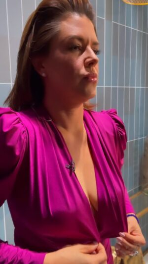 Alicia Machado Instagram - Así comienzo mi semana ! Amante de los vestidos 👗 @myxclusiveboutique Y el Maquillaje 💄 #aliciamachadomakeupcolletion Regalos perfectos para este #sanvalentinesday #happyvalentinesday❤️ #felizdiadelosenamorados #regalos #makeup #vestidos #frasesdeamor❤️ #shoppingonline #gifts