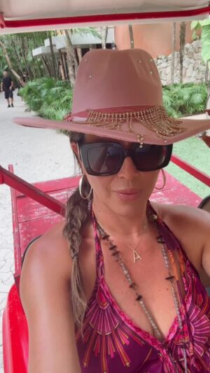 Alicia Machado Instagram - Así comienza nuestro Domingo en #secretosdelasindomables coming soon 🔜 En el bochinche con mi reina 👸 @zuleykarivera 
Este verano el #realityshow que no podrás perderte solo por @miracanelatv @canelatv_latam baja el app gratuito now! Feliz domingo y bendiciones universales !