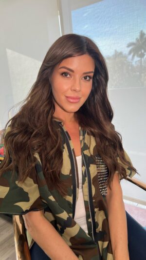 Alicia Machado Instagram - Estoy en shock 🤯 con el talento de mi paisano 🇻🇪 @geisherv Gracias mi amor 🥰 Después de Muchas horas Lograste encontrar a #Leticia Un Nuevo look un nuevo personaje Una nueva aventura ! Coming soon 🔜 #actress #actresslife #hairextensions #hairextensionspecialist I love it 😍 💋💋💋💋🔜🎥🔥🔥🔥🇻🇪🇻🇪🇺🇸🇺🇸🇺🇸