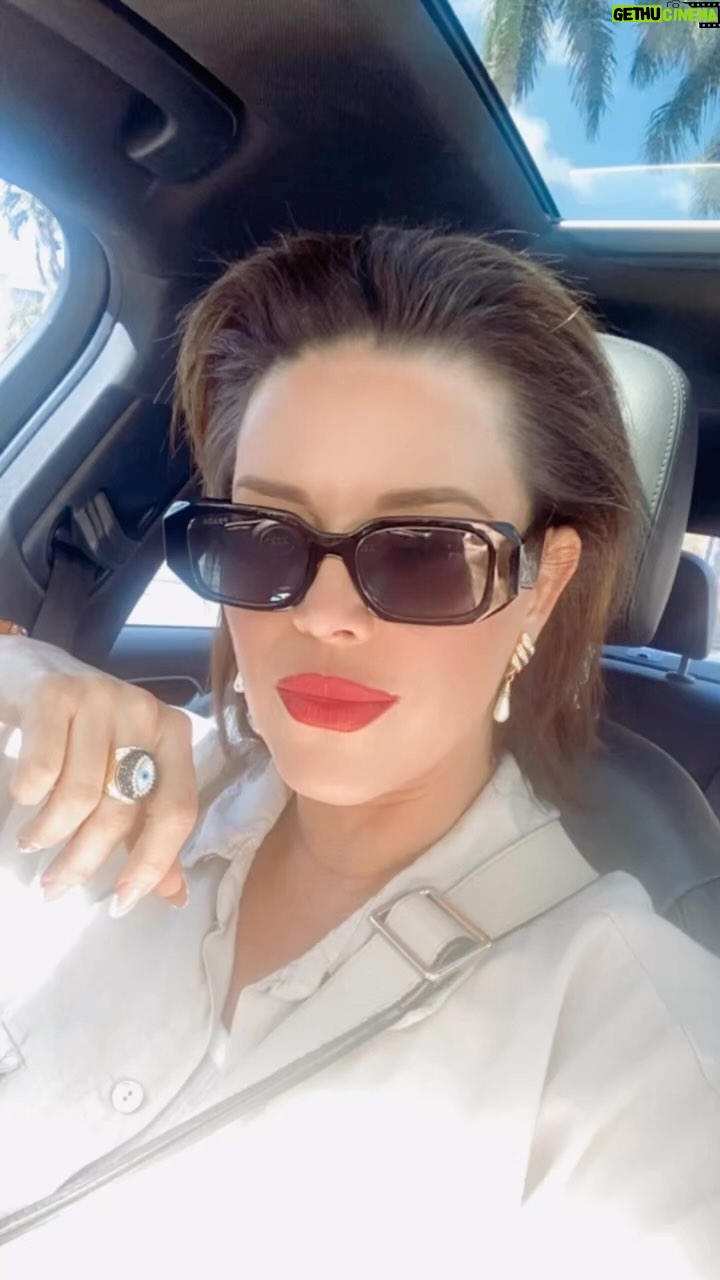 Alicia Machado Instagram - Así comienza mi semana ! Llegando a trabajar y tú ? Mi gente Bella ☀️☀️🙏🏻 Con Todo y vive el ahora ! It’s now #actresslife🎥 #producer #miami #enero2023 #aliciamachado