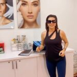 Alicia Machado Instagram - Aquí 👈🏻 con mi doctor 👨‍⚕️ @doctor.galan y resulta que logré engañar a la ciencia 🧬 La maquinita dice que tengo menos edad que la real 🤣🤣🤣🤣🤣😍🥰🙏🏻💋💋💋 #healthylifestyle #cosmetics #galanaesthetics #actresslifestyle #antiaging #aliciamachadodietplan