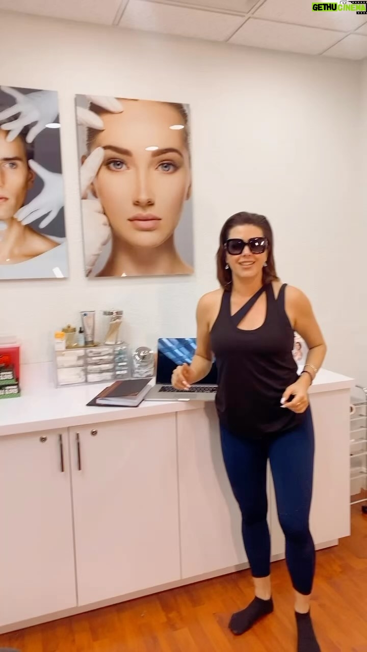 Alicia Machado Instagram - Aquí 👈🏻 con mi doctor 👨⚕️ @doctor.galan y resulta que logré engañar a la ciencia 🧬 La maquinita dice que tengo menos edad que la real 🤣🤣🤣🤣🤣😍🥰🙏🏻💋💋💋 #healthylifestyle #cosmetics #galanaesthetics #actresslifestyle #antiaging #aliciamachadodietplan