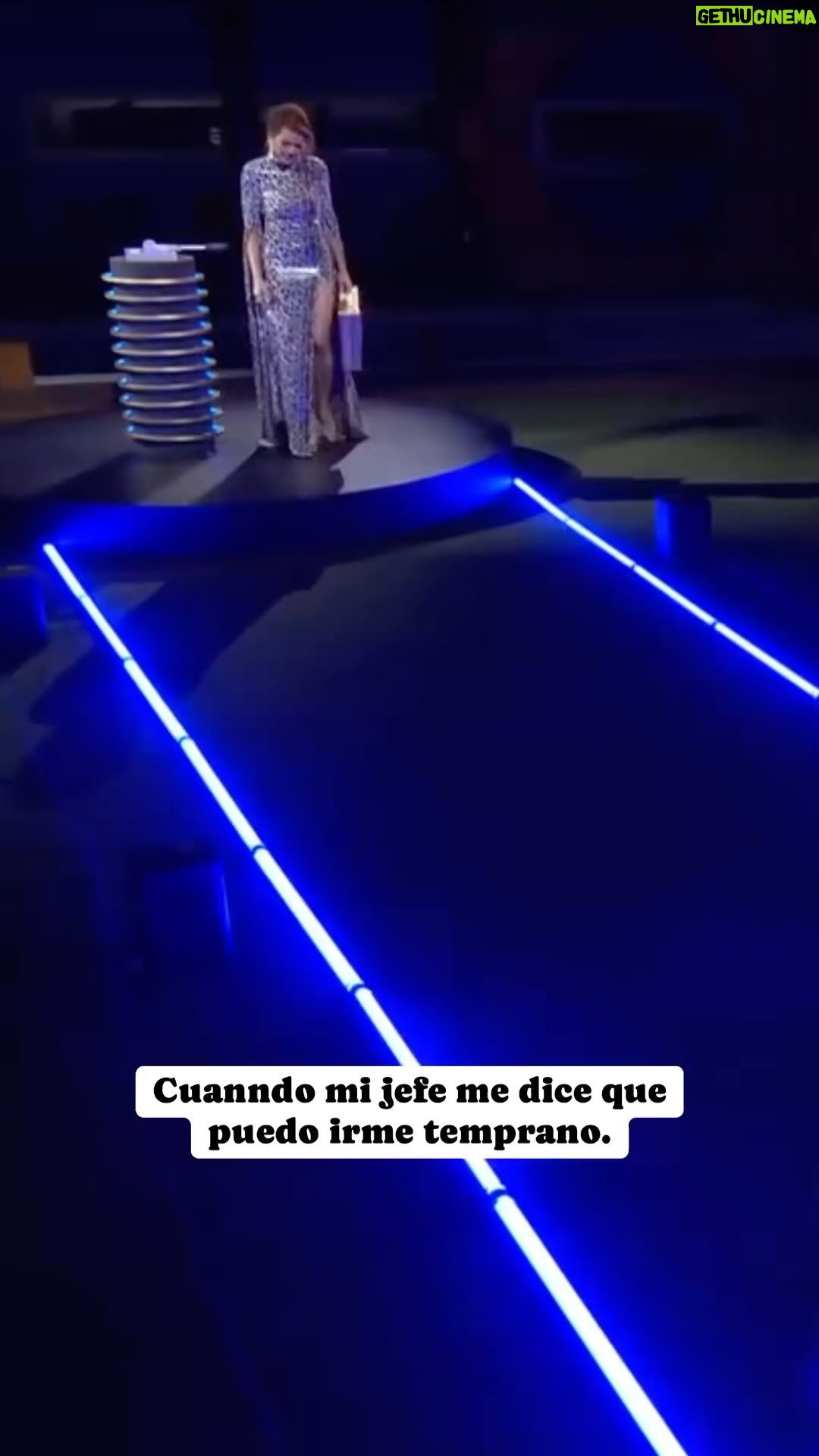 Alicia Machado Instagram - Sabemos que así se siente cuando vas caminando por el pasillo que te lleva a la salida de la oficina 🤣 Momento perfecto para recordar la salida de nuestra @machadooficial de la casa como ganadora de la primera edición de “La Casa de los Famosos” 🏠⭐️ Un buen #TBT #talentohispanomedios #aliciamachado #lcdlf #lcdlf1 #telemundo #aliciaganadora #teamalicia