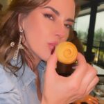 Alicia Machado Instagram - En qué andan ? Aquí 👈🏻 @deborarest En uno de los placeres de la vida 😋 degustando las delicias de nuestro querido @jacobo.bonilla La experiencia de #topchefvip es maravillosa 😻 gracias coming soon 🔜 21 de mayo solo por @telemundo @telemundorealities @telemundoseries @lamesacaliente