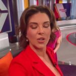Alicia Machado Instagram - Mi gente Bella! Aquí 👈🏻 en vivo solo por @alrojovivo @telemundo Me encanta 😻 verte chama eres un encanto @lourdesstephen Bendiciones 👸🎉🎁🥰🙏🏻