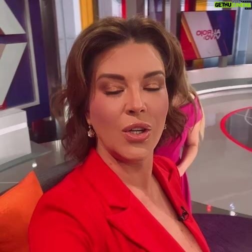 Alicia Machado Instagram - Mi gente Bella! Aquí 👈🏻 en vivo solo por @alrojovivo @telemundo Me encanta 😻 verte chama eres un encanto @lourdesstephen Bendiciones 👸🎉🎁🥰🙏🏻