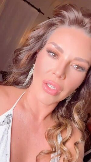Alicia Machado Instagram - It’s party time 🥳 el eclipse trae transformaciones, alegria y prosperidad! Nadie tiene el poder de apagar tu luz 💡 La creatividad, la entereza frente a la adversidad , la resiliencia Y la Lealtad serán siempre dones  divinos y virtudes de muy pocos! #SecretosDeLasIndomables @canelatv_latam @miracanelatv