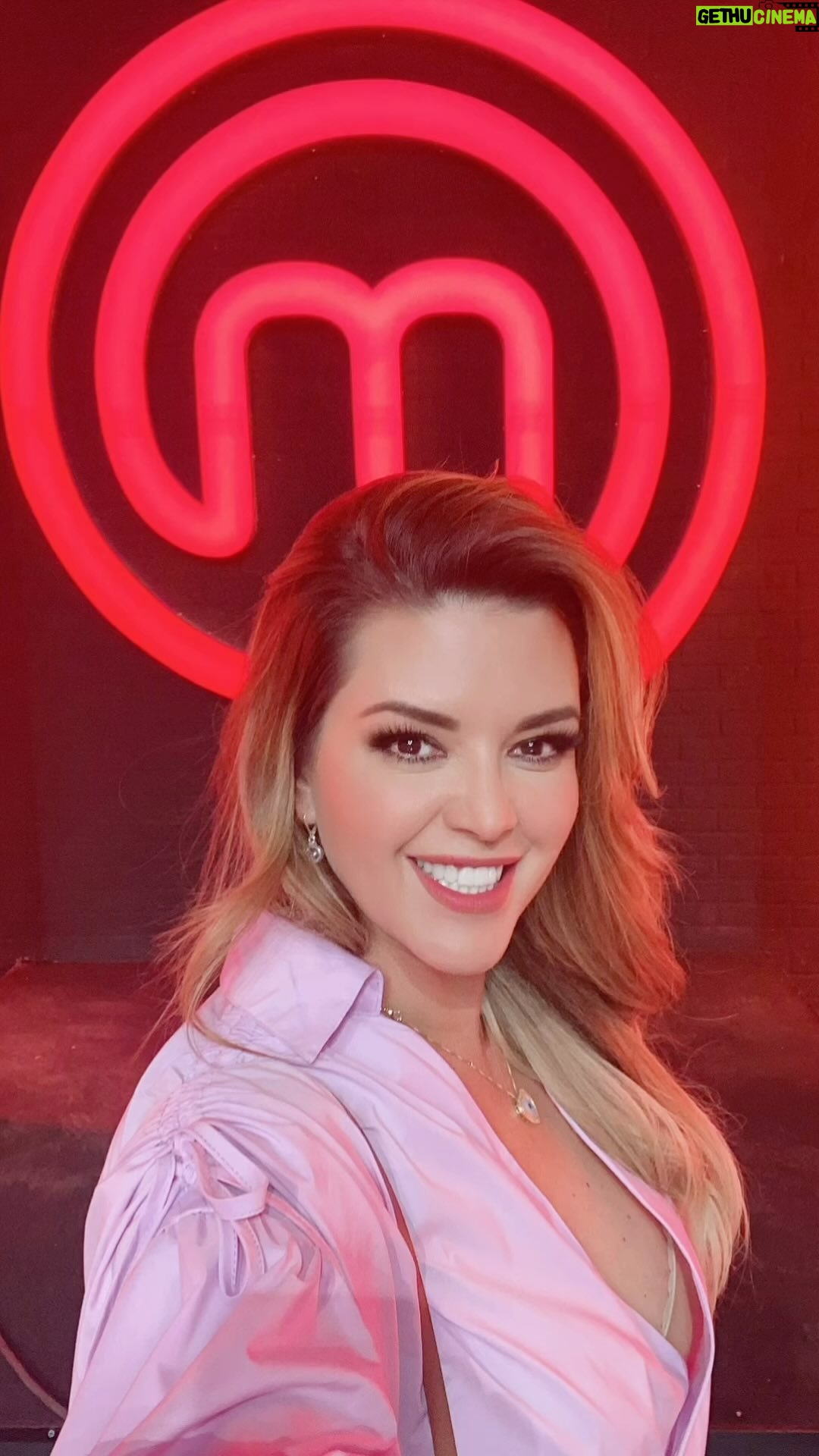 Alicia Machado Instagram - Que buen #tbt❤️ Mi amigo querido Voy a ti @gregoriopernia #LCDLF4 Que bendición fue haber estado en mi hermana república de Colombia 🇨🇴 Los amo ! #tbt❤️ #quieneslamascara2021 #masterchefcolombia Gracias