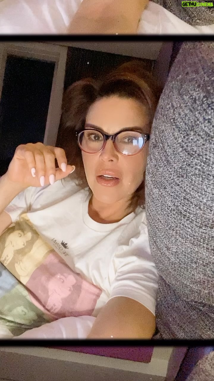 Alicia Machado Instagram - Un reel pal’susto 🥖 Todo girando sobre nubes 🌧️! Un día espectacularmente diferente, dentro de lo que ya conocemos, eso es diversión 🤩 🎭🎥🎬 A soñar 😴 bonito , la calidad de tus pensamientos 💭 determina tu felicidad! Besos besos 💋