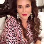Alicia Machado Instagram - Mis noches de #tulummexico🇲🇽 Noches de las indomables! Una aventura llena de confesiones íntimas ! Coming soon 🔜 @miracanelatv @canelatv_latam Extraño mi cama , te extraño a ti, extraño el pensar por un tiempo ⏱️ en lo mismo dándole descanso a las expectativas ! Extraño el que me consientan y el ser cuidada! Más valor tiene quien doblega sus deseos por sus deberes ! Good night 😴😘🌙 se vale 👍🏻 encontrar los detonantes tuyos y de nadie más frente a emociones que nos toca domesticar, lo que para mi es una fuerte razón, puede que para ti sea una absoluta inconsciencia ! Los amo 💖