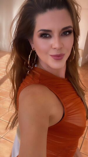 Alicia Machado Instagram - Mi gente ! Buenos días ☀️ por aquí ando en Remodelaciones ! Todo pasa todo llega todo se acomoda la actitud es nunca desistir, Todos cometemos errores de grandes es perdonarte a ti mismo y seguir trabajando en tu mejor versión ! 
@extensiondreamsw Besos 💋 gracias por tu cariño siempre !