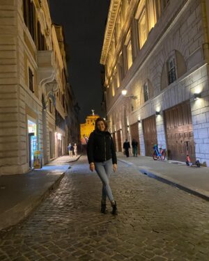 Alicia Machado Instagram - Un paseo por las calles de #roma el primer día de este #2023 Feliz de conocer la historia y la calidad humana de su gente ! Donde el tiempo ⏱️ se detiene para hacernos reflexionar 💭 que lo más importante no es un idioma ni una posición social lo importante es que todos somos iguales e hijos De Dios ! Tu esencia tu nobleza 🫅 de corazón ♥️ eso si nos hace diferentes y únicos ! 
Feliz año 🎊🎆🎈 felice e prospero nuovo anno !