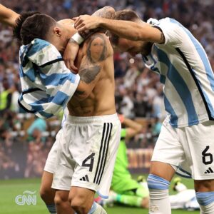 Alicia Machado Instagram - Grande #argentina Todos somos argentina 🇦🇷 Los Campeones del mundo 🌍 Felicidades 🎈🎉🍾🎊 Repost from @cnnee
•
¡En un abrazo de alegría y celebración, la Scaloneta celebra esta victoria histórica! Para ti, el triunfo de #Argentina en #Qatar2022 es ___________