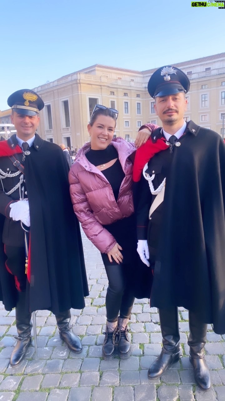 Alicia Machado Instagram - Mi gente linda! Les comparto nuestro fin de año 🎊🙏🏻💋🙏🏻🥰🎊 Un viaje 🧭 de muchas reflexiones, compromiso familiar y esperanza ! La Bella #roma🇮🇹 happy new year 🎊🎈🎆