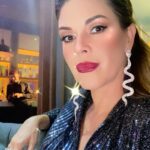 Alicia Machado Instagram - Donde estoy yo está la suerte 🍀 Buenas noches 🌙 Siempre antes de una mujer fuerte 💪🏻 hubo otra mujer aún más fuerte que nos mostró el camino ! Encantada en mi mundo 🌍 de las maravillas ❤️ #actress🎬 #producer #aliciamachadoactress #aliciamachadodietplan #actresslifestyle #businesswoman #topchefvip
