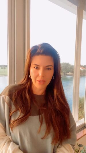 Alicia Machado Instagram - Esta noche nos vemos en #juegodementiras 10 pm 🕙 9C 
Pero si aún no has visto los primeros capítulos Te invito a la App de #telemundo para que te pongas al corriente con toda la trama de intrigas y suspenso ! 
Atención fans de series, oigan bien, si aun no has visto Juego de Mentiras,  o te has quedado atrás en la historia; CORRE, VUELA YA al app de Telemundo, porque allí vas a conseguir los primeros capítulos ya disponibles y totalmente GRATIS. 

Despierta ese detective que llevas dentro y descubre todo el suspenso y la intriga que se oculta en esta nueva serie de la que ya todos están hablando. 

Les dejo el link aquí y también en la bio de @telemundoseries @telemundo @machadooficial