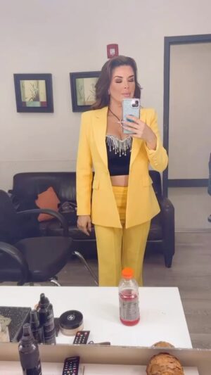 Alicia Machado Instagram - Mi gente feliz de pasar la tarde con ustedes @sientesequienpueda 
 siguiendo mi corazón ♥️ Yo sigo mi camino , transitando por lo que la vida me presenta con la frente en alto y mis objetivos más claros que nunca ! Bendecida de poder seguir aprendiendo y levantándome con más fuerza y sobre todo mas paz ☮️ que nunca ! Feliz tarde ⏰ mi gente linda de @univision @uninovelas @sientesequienpueda 
Mi look siempre by @benditoclosetstyle @pinkapple_dresses
