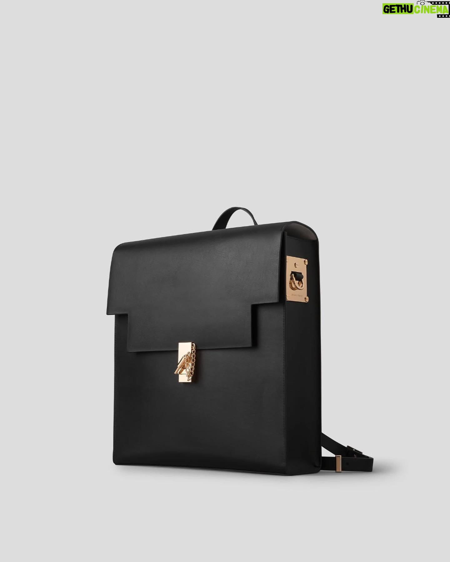 Alicia Silverstone Instagram - **GIVEAWAY** I absolutely love this bag by @fridarome! The WEEK/DAY convertible tote / backpack I’m wearing is made from supple & durable cactus leather with a smooth, microfiber suede interior. This boutique British brand's craftsmanship is just beautiful; the perfect bag for making a statement at meetings or for those days when you have a bit more to carry, like your laptop, or for the new academic year. Every time I wear it, I get so many compliments! And the team @fridarome are exclusively offering one of my Instagram followers the chance to WIN their very own WEEKDAY bag! To Enter: Follow @fridarome Sign up to FRIDA ROME’s newsletter (via link in their bio) Plus, an additional entry for a repost on your story and tagging both @fridarome and @aliciasilverstone Entries close: 12th Sept 2023 One winner will be notified by email from FRIDA ROME on: 14th Sept 2023 Good luck xoxo #giveaway #befridarome #veganluxury