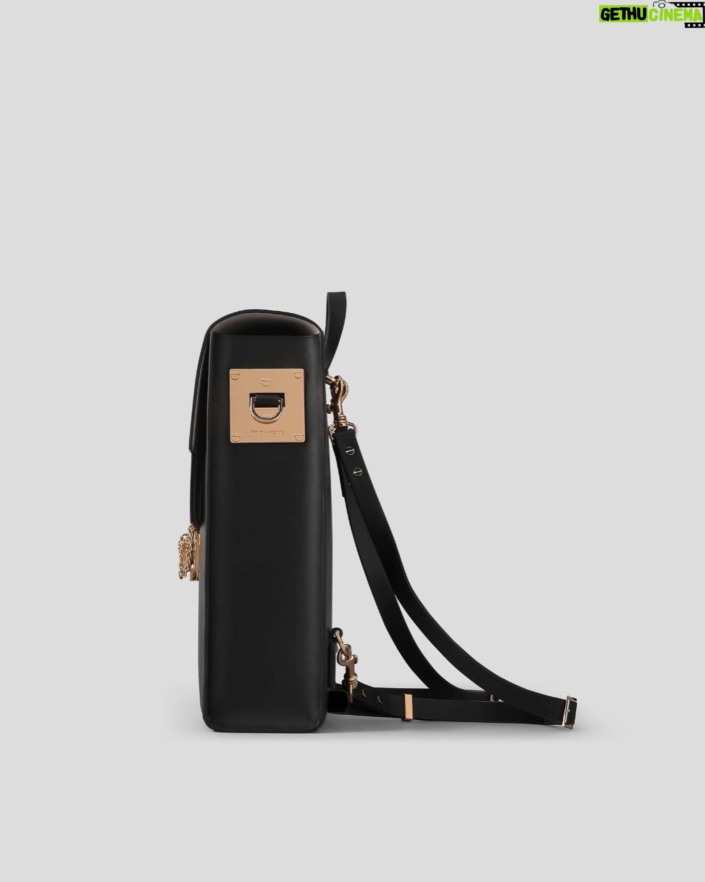 Alicia Silverstone Instagram - **GIVEAWAY** I absolutely love this bag by @fridarome! The WEEK/DAY convertible tote / backpack I’m wearing is made from supple & durable cactus leather with a smooth, microfiber suede interior. This boutique British brand's craftsmanship is just beautiful; the perfect bag for making a statement at meetings or for those days when you have a bit more to carry, like your laptop, or for the new academic year. Every time I wear it, I get so many compliments! And the team @fridarome are exclusively offering one of my Instagram followers the chance to WIN their very own WEEKDAY bag! To Enter: Follow @fridarome Sign up to FRIDA ROME’s newsletter (via link in their bio) Plus, an additional entry for a repost on your story and tagging both @fridarome and @aliciasilverstone Entries close: 12th Sept 2023 One winner will be notified by email from FRIDA ROME on: 14th Sept 2023 Good luck xoxo #giveaway #befridarome #veganluxury