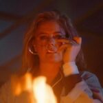 Alicia Silverstone Instagram - Happy Easter! The trailer is out and it’s a Krazy House 🏚 Experience it in Dutch theaters May 16. #KrazyHouse @splendidfilmbnl @kaapholland @xyzfilms