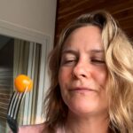 Alicia Silverstone Instagram - So I’m in Monteverde snacking on some fruit, but I can’t quite figure out what this one is? A little sweet, but mostly sour… does anyone know? 🤔 One thing I’m certain of is that it’s yummy! 🤤 #yum #fruit