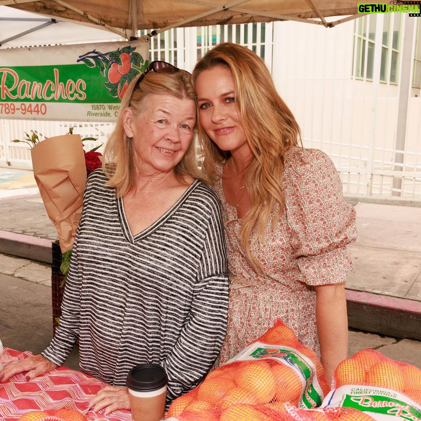 Alicia Silverstone Instagram - A day spent at the Farmer’s Market with these beautiful peeps is a day well spent. 💛☀️☺️