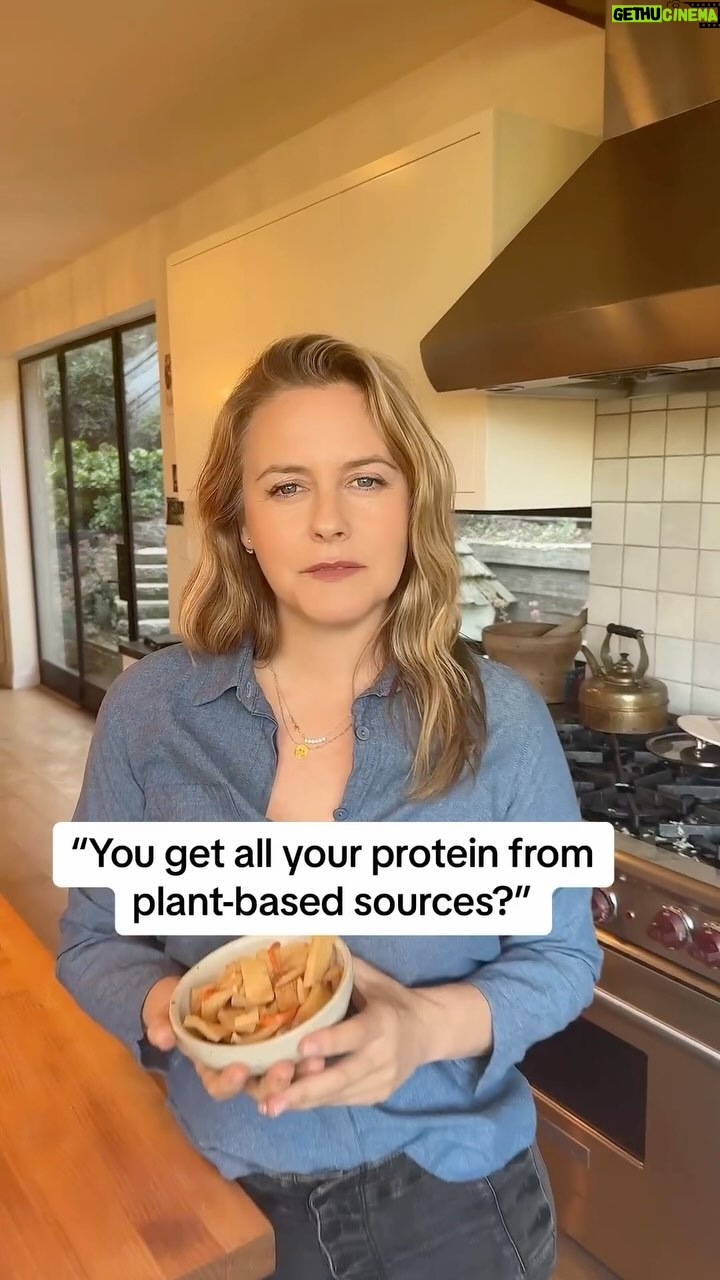 Alicia Silverstone Instagram - Like @arianagrande says, #YesAnd? 😉 She lives a plant-based life, too! If you want, watch my Tips on Going Vegan series (see my pinned post under the Reels tab!) or check out my book #TheKindDiet. 🌱 #Vegan