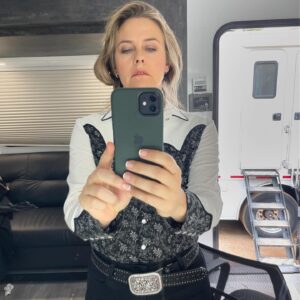 Alicia Silverstone Instagram - Flashback to all the fun I had filming #Reptile! #FBF

#MichaelPitt is so good. He makes me giggle hard in this! 

@iammikebeasley is the cutest! The most fun in square dance rehearsals and on set. 

Our director @Grant_Singer’s work and his aesthetic are really beautiful and the film looks stunning. He also co-wrote the screenplay with #BenecioDelToro and #BenjaminBrewer!

@ericbogosian, my lover in Time Stand Still, a play we did on Broadway, and also my sweet dear uncle in Reptile (or maybe not so sweet?? 🤔).

If you haven’t seen it yet, get ready for a thrilling story. I screamed twice and I know what’s coming… 🤪🤦🏼‍♀️ #Reptile is streaming now on @Netflix!