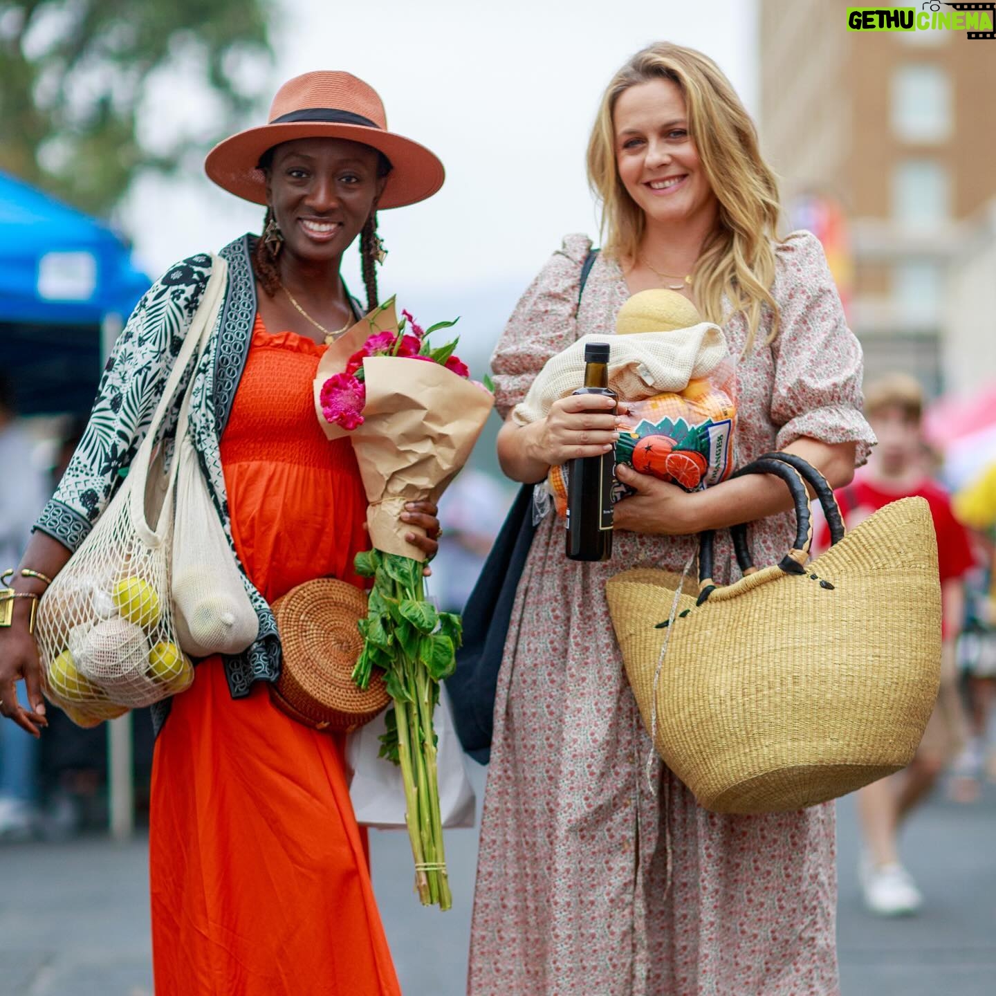 Alicia Silverstone Instagram - A day spent at the Farmer’s Market with these beautiful peeps is a day well spent. 💛☀️☺️